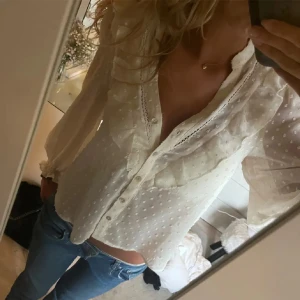Zara blus vitt - Fin zara blus som är i fint skick! Den är i strlk S och har inga defekter💓( lånade bilder)