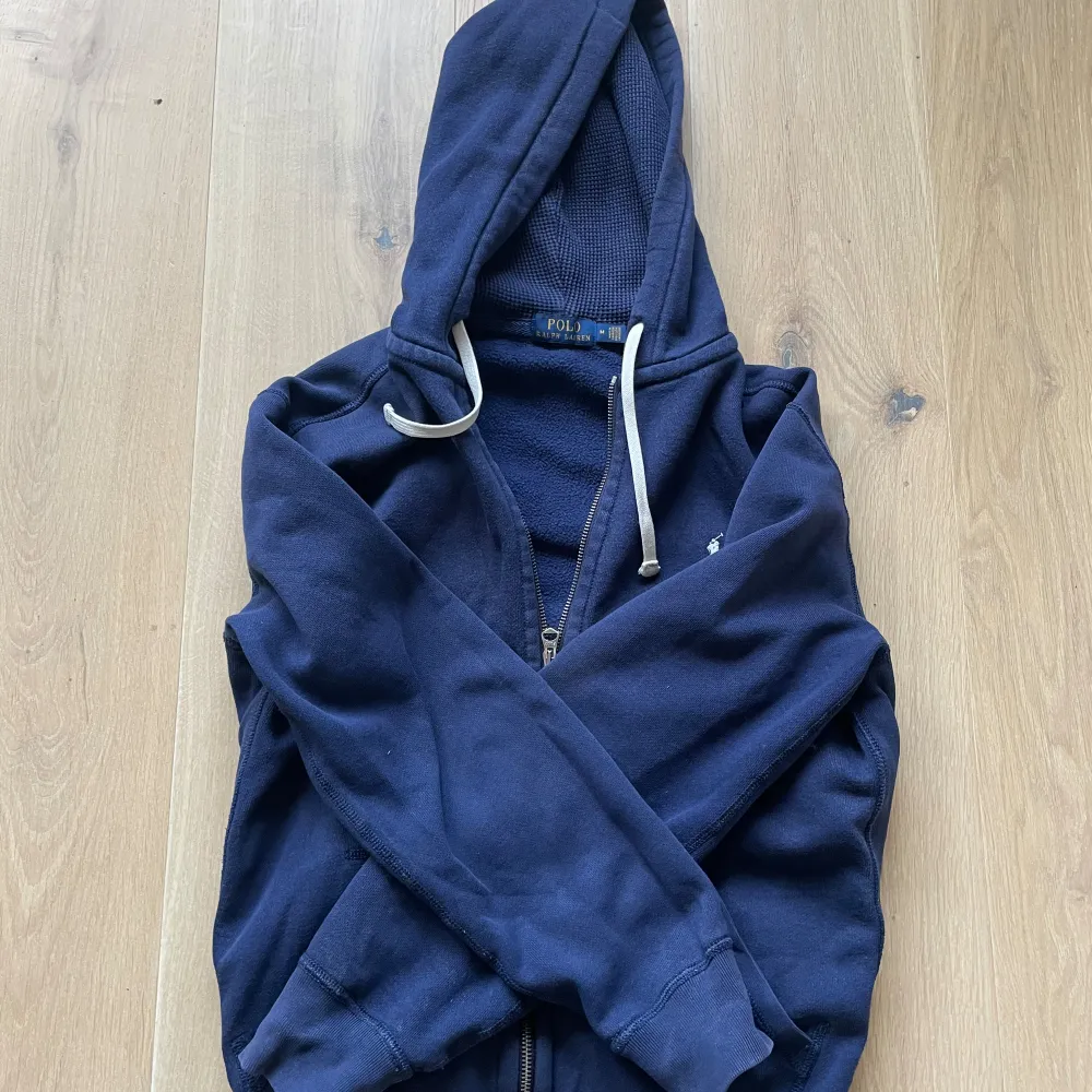 Mörkblå polo Ralph lauren zip hoodie Storlek M Pris 550 Inga defekter, möjligtvis lite solblekt ifall man kollar noga bara att höra av sig vid frågor mvh//elliott. Hoodies.