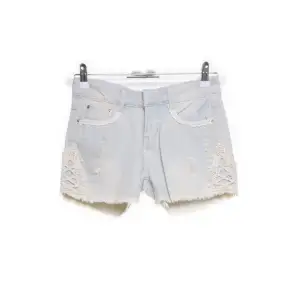 As snygga jeanshorts med spets. Midjemått är 72 💓