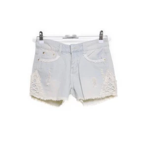 Lågmidjade jeansshorts  - As snygga jeanshorts med spets. Midjemått är 72 💓
