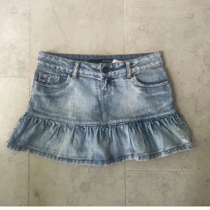 Jeanskjol med volang - Så fin lågmidjad jeanskjol med volanger💞 Midjemått- ca 39
