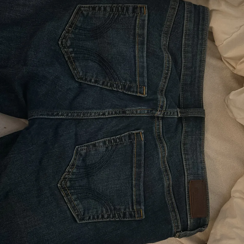 superfina lågmidjade jeans från hollister, jätte bra skick o knappt använda! Storlek 25 i midja längd long! Nypris 650 kr . Jeans & Byxor.