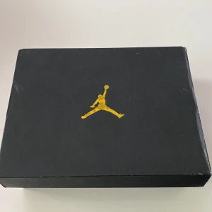 Air Jordan 1 retro og  - Säljer mina air jordans 1s för dem e för små. Dem e knappt använda o är i storlek 35