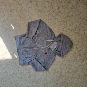 Zip hoodie - Tjena, jag säljer en Play comme des garcons zip hoodie i strl S. Den är i fint skick utan hål och defekter. Jag köpte den för ungefär ett halvår sedan för 3000kr men nu har jag tröttnat på den och vill sälja. Skriv vid fler frågor eller vid intresse😀