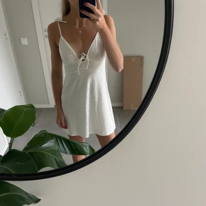 Vit klänning  - Superfin vit klänning från H&m 