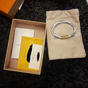 Armband - Säljer armbanden på bilderna, båda färgerna finns i herr och dam storlek. Allt på bilderna ingår samt att dem är helt nya och aldrig testade. Kan skickas eller mötas upp i Stockholms området. Vid andra frågor hör gärna av dig! 