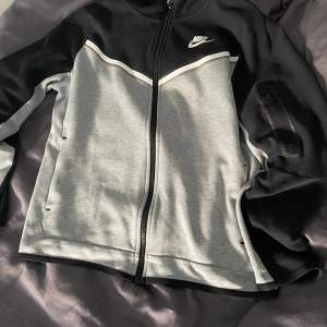 Nike tech kontakta för fler bilder eller frågor. Den är strl xl i barn som xs i herr pris kan diskuteras men annars som ny