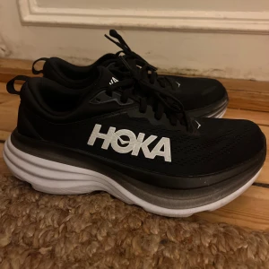 Hoka skor - Släjer dessa Hoka skor modell bondi 8 i stl 38 2/3 i bra skick och endast använda inomhus. Nypris 2099. Pris kan diskuteras💕