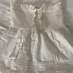 Vit Zara kjol med mönster - Storlek XS från Zara, använd fåtal gånger, den är krämvit med vita mönster. Den är skön att ha på sig och luftig. Köpt för 400kr men knappt använd så säljer för 350kr, säljer pga att den inte kommer till användning. Kontakta om frågor💓