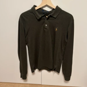 Rugby tröja Ralph lauren - Säljer då den börjar bli för liten för mig 