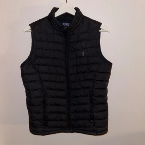 Ralph lauren väst - Ralph lauren väst i väldigt fint skick utan några som helst defekter! Storleken är xs eller 14-16 y