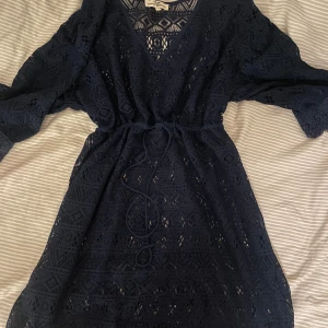 Strandklänning - Världens finaste strandklänning, otroligt fint mönster som gör den genomskinlig!! Passar perfekt till sommaren🩷