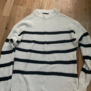 Mysig hoodie - Använts en gång, fin, elegant och söt 