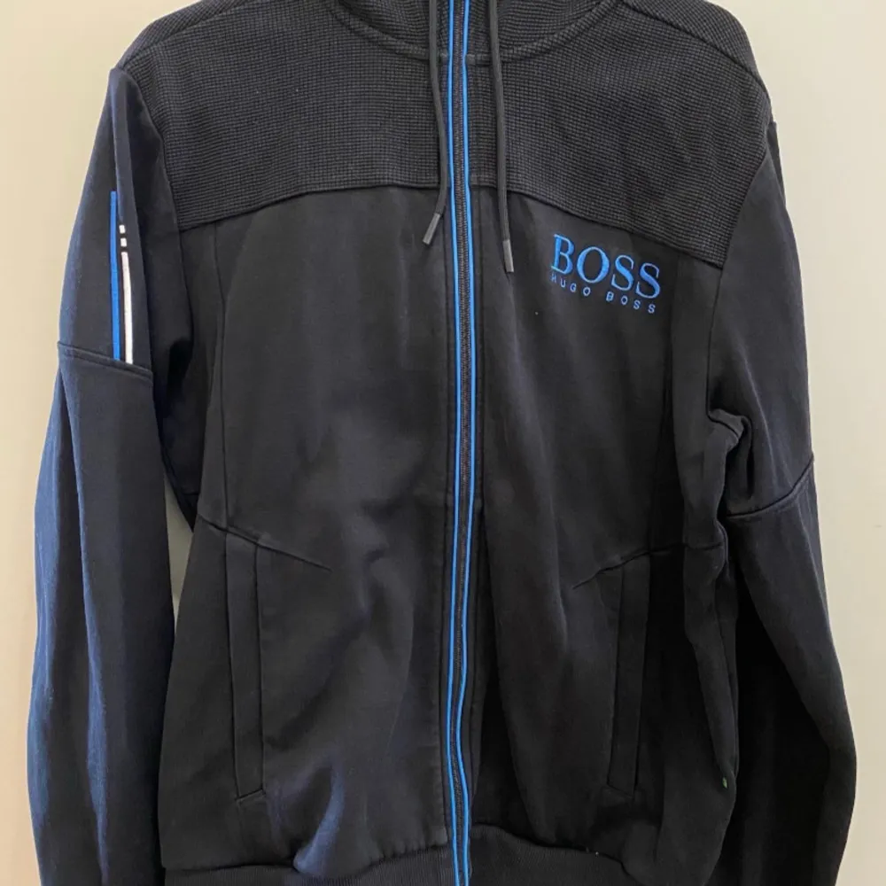 En Hugo Boss tröja som kostar nypris 1800kr Skicket är inget annorlunda än på bilden och den är i storlek M men är liten i storleken så passar även S Mitt pris är 600kr men går att diskutera vid snabb affär. Jackor.