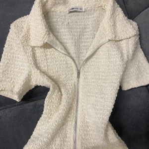 Blus - Jag har köpt den men aldrig använt, den är helt ny (se bild) den är i s men funkar för xs med eftersom den sitter 💕💕