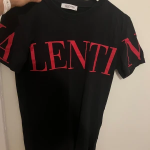 Valentino T-shirt - I gott skick, använd fåtal gånger. Axelmått: 40 Längdmått: 65