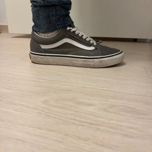 Vans  - Jätte fina skor som knappt är använda, säljer på grund utav att dom är för små och är använda runt 20 gånger k via dm om man vill ha fler bilder på skorna!