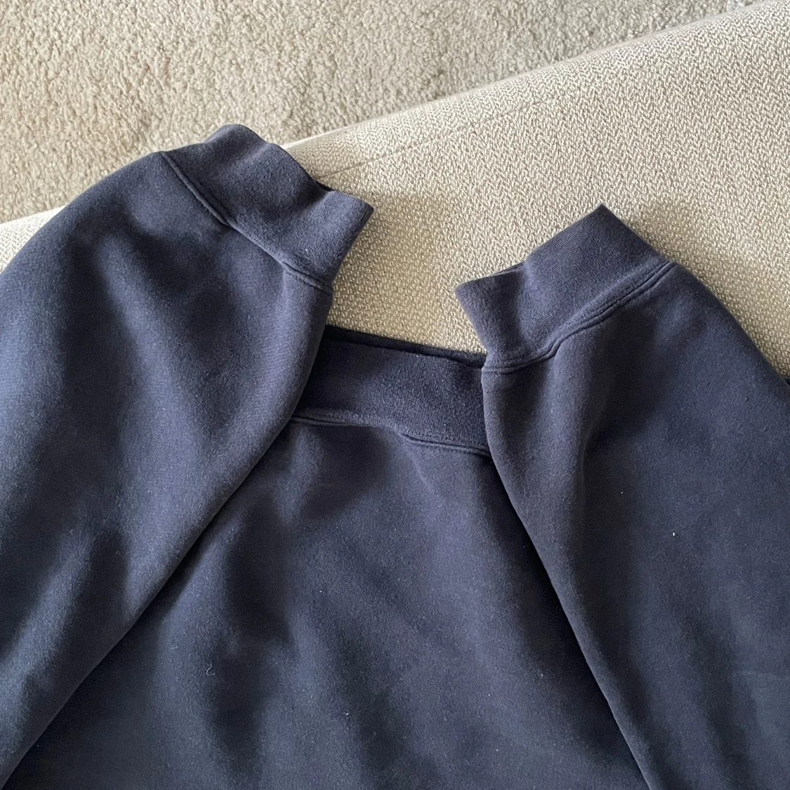 Mörk blå urringad crewneck  - 90