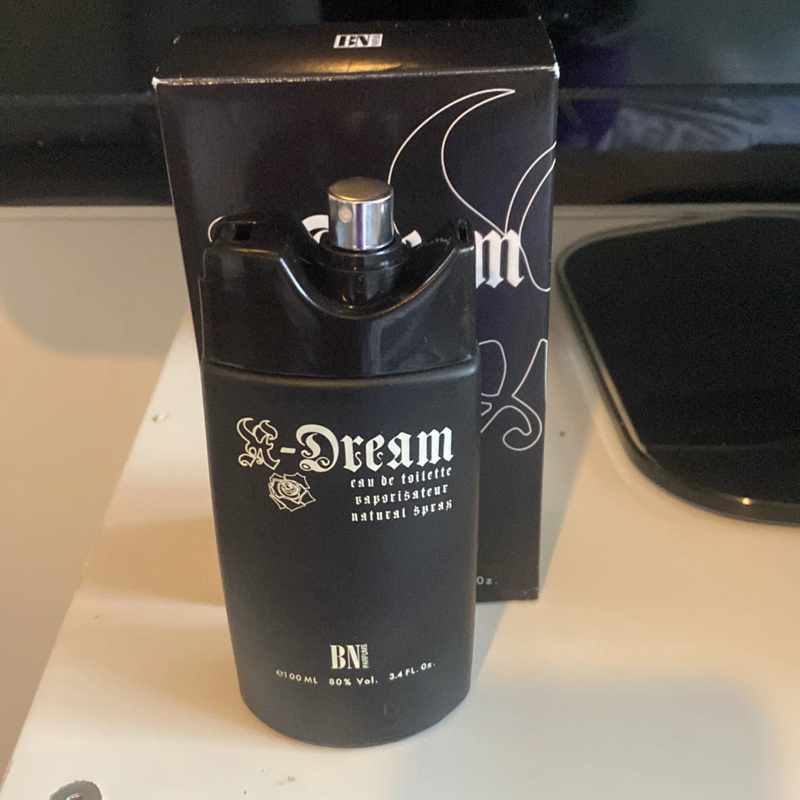 Perfym som. Luktar jette gott oanvänt 