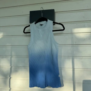 Eytys, Ivy Tank Top - Blue Gradient - Något strävare/hårdare i tyget än vid köp. Dvs inte lika mjuk, men annars inget att anmärka på.