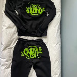 🟢Synaworld tracksuit ⚫️ - Den är 10/10 skick inte andvändt den mycket alls då den inte har kommit till andvändning resell priset på eBay är mellan 2500-3000 kr äkthetsbevis och original paketering finns ! Skriv för funderingar eller ett eventuellt köp ! 