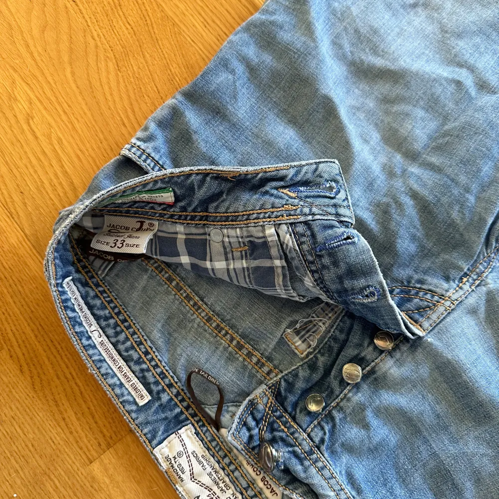 Ett par Jacob Cohen jeans i bra skick. Storleken är W33. Modellen på bilden är ca 183 och vid fler frågor kom privat. . Jeans & Byxor.