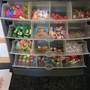 Smycken och massa annat  - Säljer massa berlocker och massa mer, allt kan säljas allt tillsammans eller alltt enskilt, varje berlock kostar 1,50kr, en cilkespåse kostar 4 kr, Thank you kort 3kr, kuvert, 3kr , postpåse 10kr , thankyou sticker, 1kr för en, örhänge krock 1kr.tsm➡️