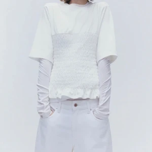 Smockad topp - Säljer min superfina och populära topp från H&M, slutsåld i nästan alla storlekar därav priset. pris går att diskutera 💕skriv innan ni köper