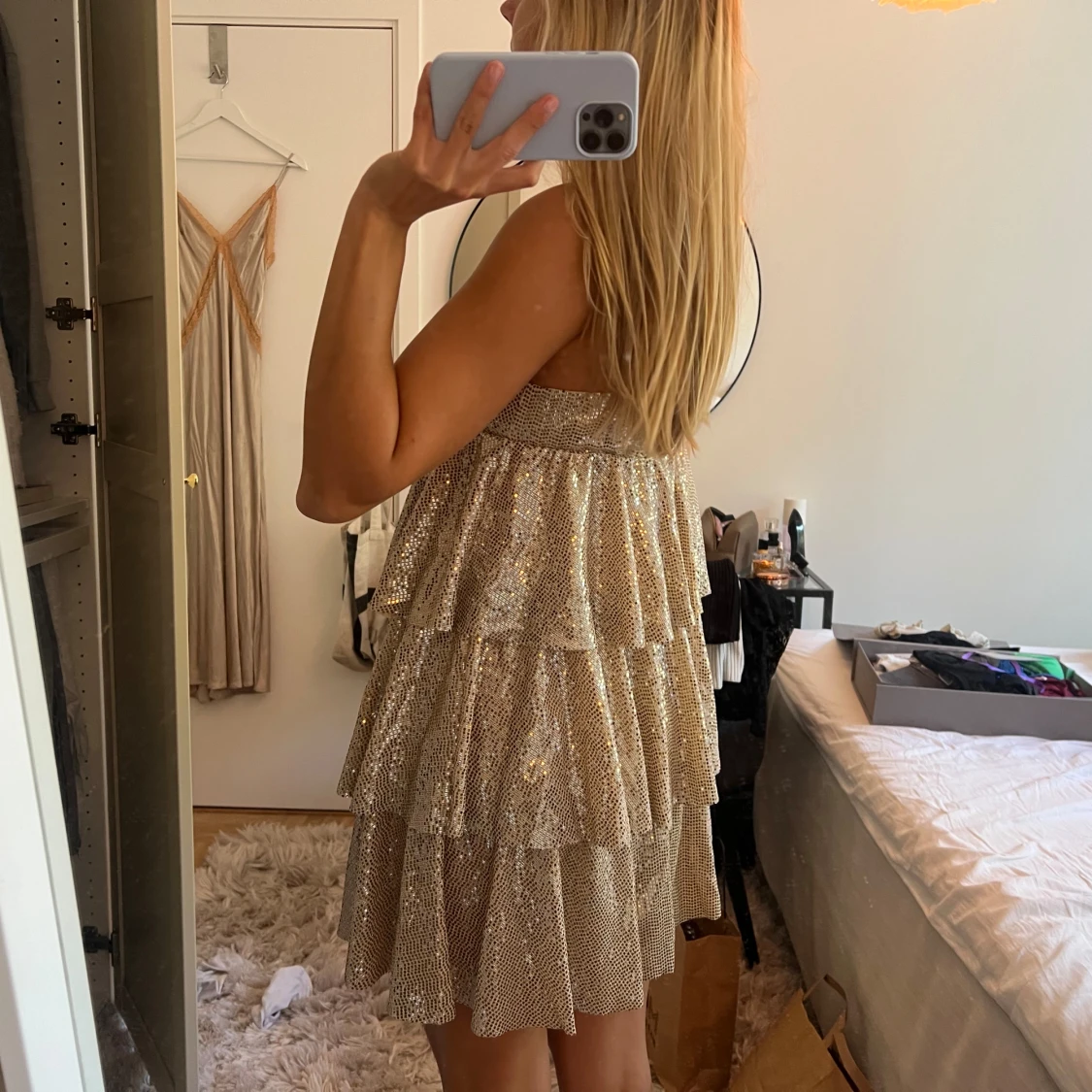 Guldig volangklänning - 91