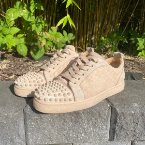 Louboutins - Säljer dessa tvärfeta louboutin skorna. Storlek: 40 (sitter som 41). Skick: 9,5/10. Endast skorna tillkommer. Tveka inte på att höra av er om ni har några frågor eller funderingar!