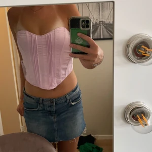 Superfin korsett topp! - Rosa korsett topp från asos med prislappen kvar, storlek S, går ej att justera storleken tyvärr och man stänger den med dragkedja bak. Perfekt nu i sommar🥰 Skriv för mer bilder🥰