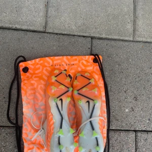 Fotbollsskor - Säljer mina fotbollskor för de är inte min passform och är lite för stora på breden storlek 45,5 kommer att städas inan den levereras eller inan den fraktas