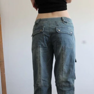 Coola cargo-jeans - Ett par coola cargo-jeans i storlek 36 (midjemått rakt över: 37 cm och innerbenslängden: 75 cm) från märket review 💕