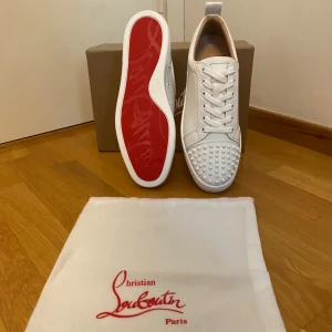 Christian Louboutin skor - Säljer de här vita Louboutin pjucks. storlek 42. De är nyskick.om ni har några frågor eller eller är intresserad så kan ni kontakta mig.