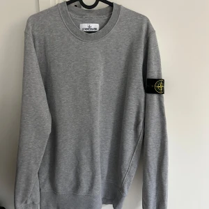 Stone island tröja - Säljer denna stone island tröja i storlek s som även passar m, skicket är bra och den är aldrig tvättad med patchen på!