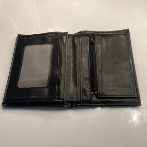 Plånbok  - Plånbok i mycket bra skick, många fack. Skicka privat för fler bilder eller mer beskrivning. 