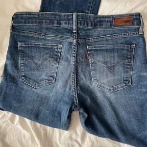 Jättesnygga Levis bootcut jeans köpta här på Plick men säljer vidare då de är för korta för mig. 