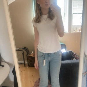 Vit T-shirt  - Stolek S, väldigt stretchig, är lite för stor för mig annars jätte fin, använt ca 3 ggr Max!