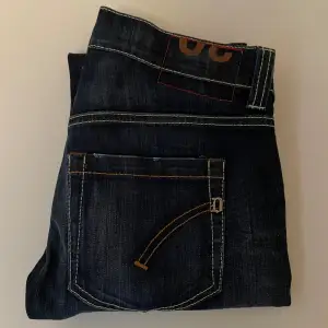 Hej, säljer dessa snygga Dondup jeansen i modellen Emil ”slim fit”strlk 30.  Skick= 9/10 Perfekta nu när skolan snart börjar! Pris kan diskuteras vid snabb affär!