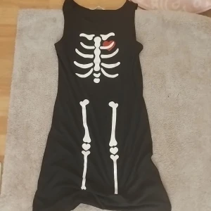 Gullig skelett klänning - Perfekt för halloween eller emo/scene stil 💕 pris kan diskuteras 