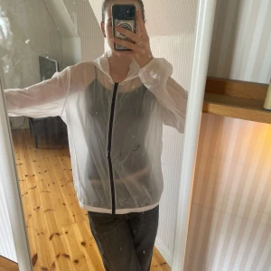 Genomskinlig zip-jacka - jag En genomskinlig/vit zip tröja/jacka från Bik Bok! Den är tunn och luftig. Har en svart fläck på framsidan som man inte tänker på. 