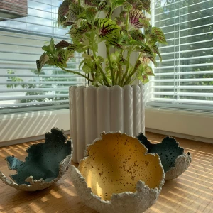 Drakägg  - Jag skapar dessa drak ägg som man kan användas som ljushållare eller fylla med vatten o ha flytande växter i etc. Exempel bilder ser ni på dom sista bilderna.  Dessa går självklart att göras i olika färger. Om någon är intresserad får ni gärna skriva