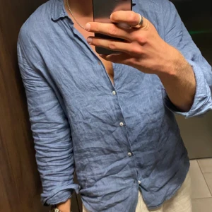 Ljusblå Linneskjorta - Använd ca 3-4 gånger, säljes pga av för liten för mig 