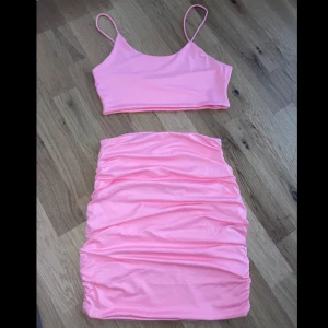 Rosa tvådelad klänning - En rosa tvådelad klänning som har använts en gång bara. Helt ny och priset kan diskuteras. Fint skick!🎀