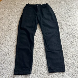 Grunt Jeans - Snygga helsvarta jeans som passar till allt. Använda ett par gånger men bra skick.