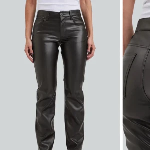 SKINNBYXOR  - Hej säljer att par lågmidjade skinnbyxor ifrån BikBok. I storlek 36. Kom privat för fler bilder och frågor. Köparen står för frakten, pris kan diskuteras! 💕