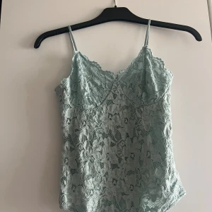 Body - Spetsbody från New Yorker i storlek L. Jag brukar ligga på M/L i kläder. 