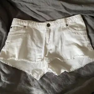 Säker dessa supersöta lågmidjade jeansshorts. Vita och perfekta för sommar! Meddela gärna om du har några frågor💕