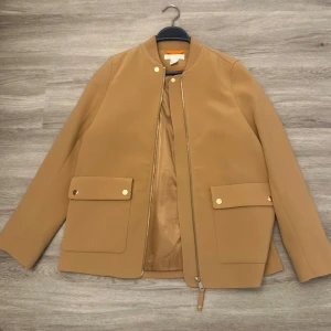 Kavaj/kappa/jacka  - Jacka i fint material, storlek 34 passar även en 36. I brun/mörkare beige 