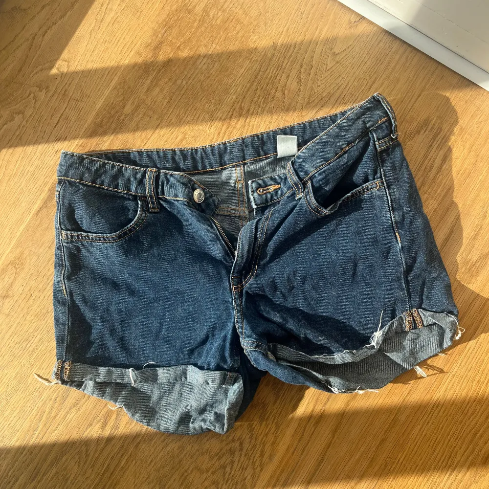 Dessa shorts är i jättebra skick men hittar inte vart dem är ifrån på dessa heller men skulle tro HM också 😊💕. Shorts.